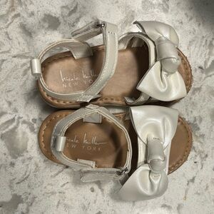 Nicole Miller Kids Cream Bow Sandals
